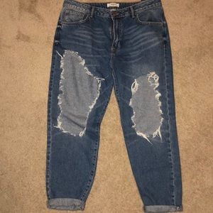 Trendy distressed boyfriend jeans from Forever 21